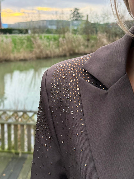 Colbert Ambika bruin